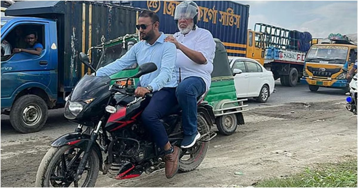 বেহাল সড়ক দেখতে এসে তীব্র যানজটে উপদেষ্টা, বাধ্য হয়ে চড়লেন মোটরসাইকেলে - image
